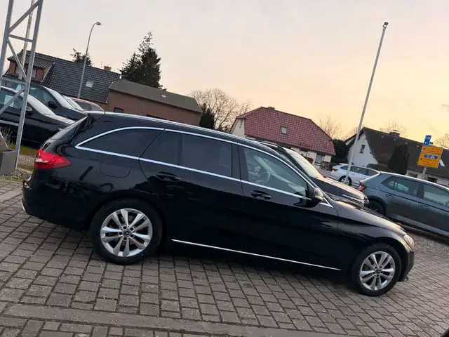 Mercedes-Benz 220 view 2