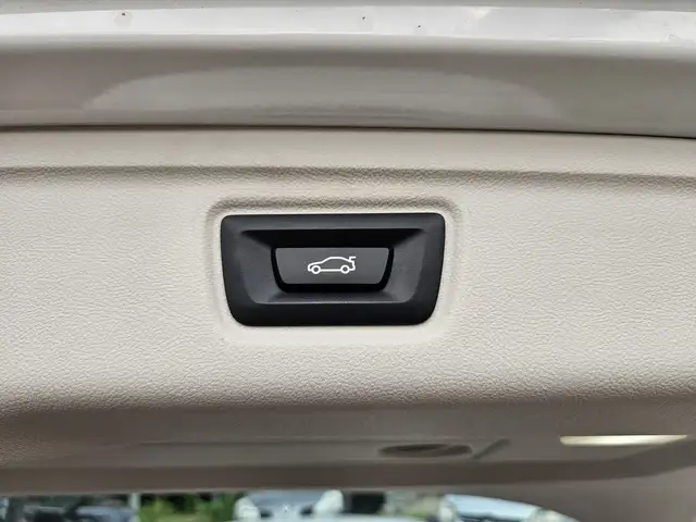 BMW 3 Series view 16