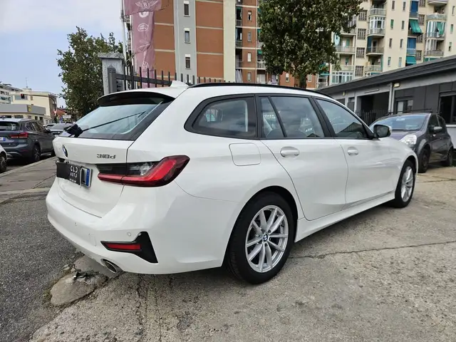 BMW 3 Series view 4