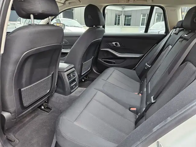 BMW 3 Series view 17