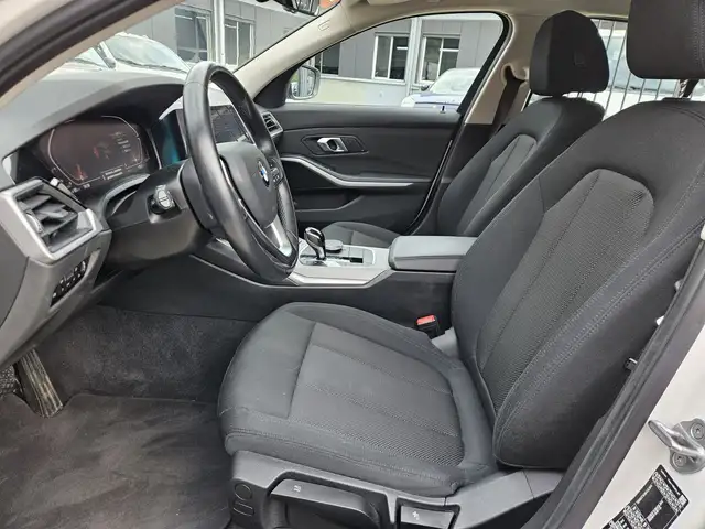 BMW 3 Series view 8