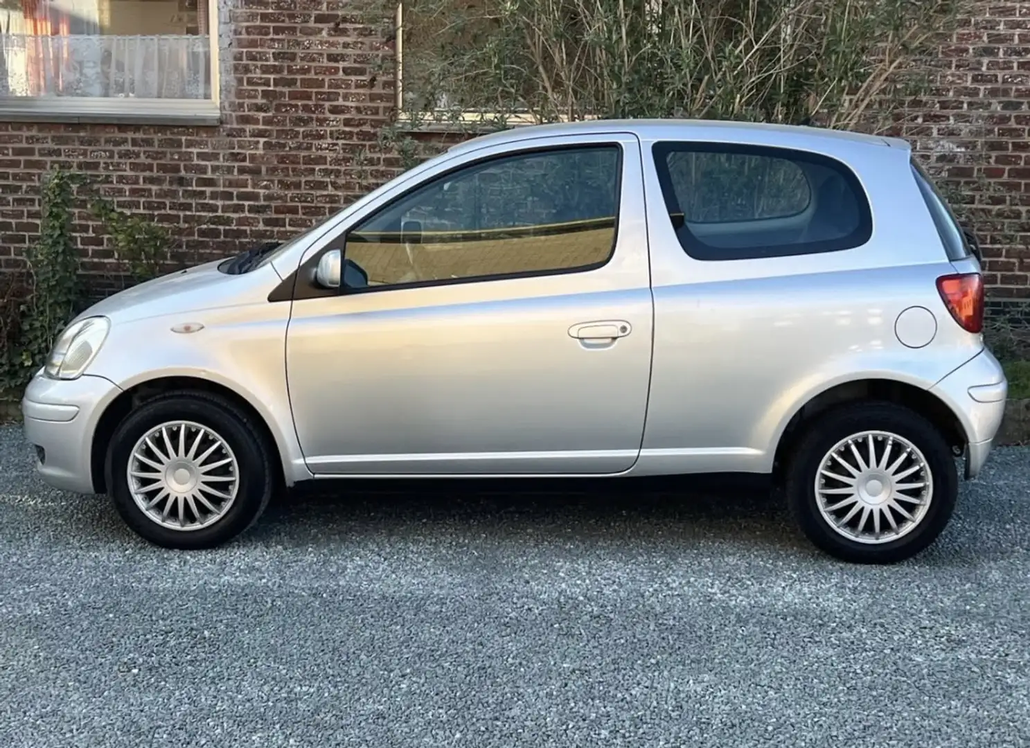 Toyota Yaris 1.0i 16v Linea Sol - 1