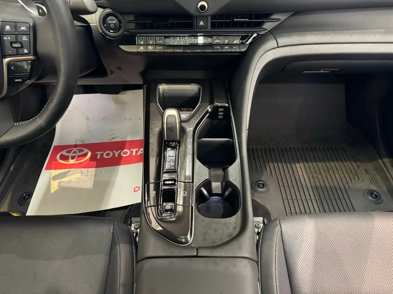 Toyota Crown снимка Toyota Crown