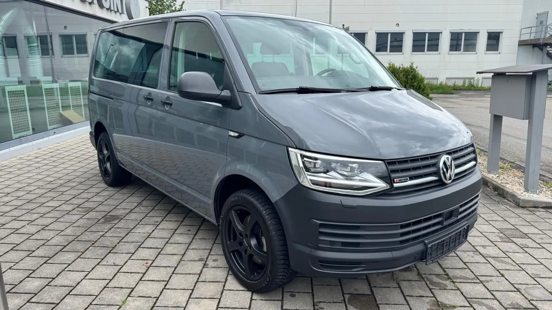 Volkswagen T6 Caravelle DSG 4 Motion AHK LED ACC Kamera DAB Gris - 2