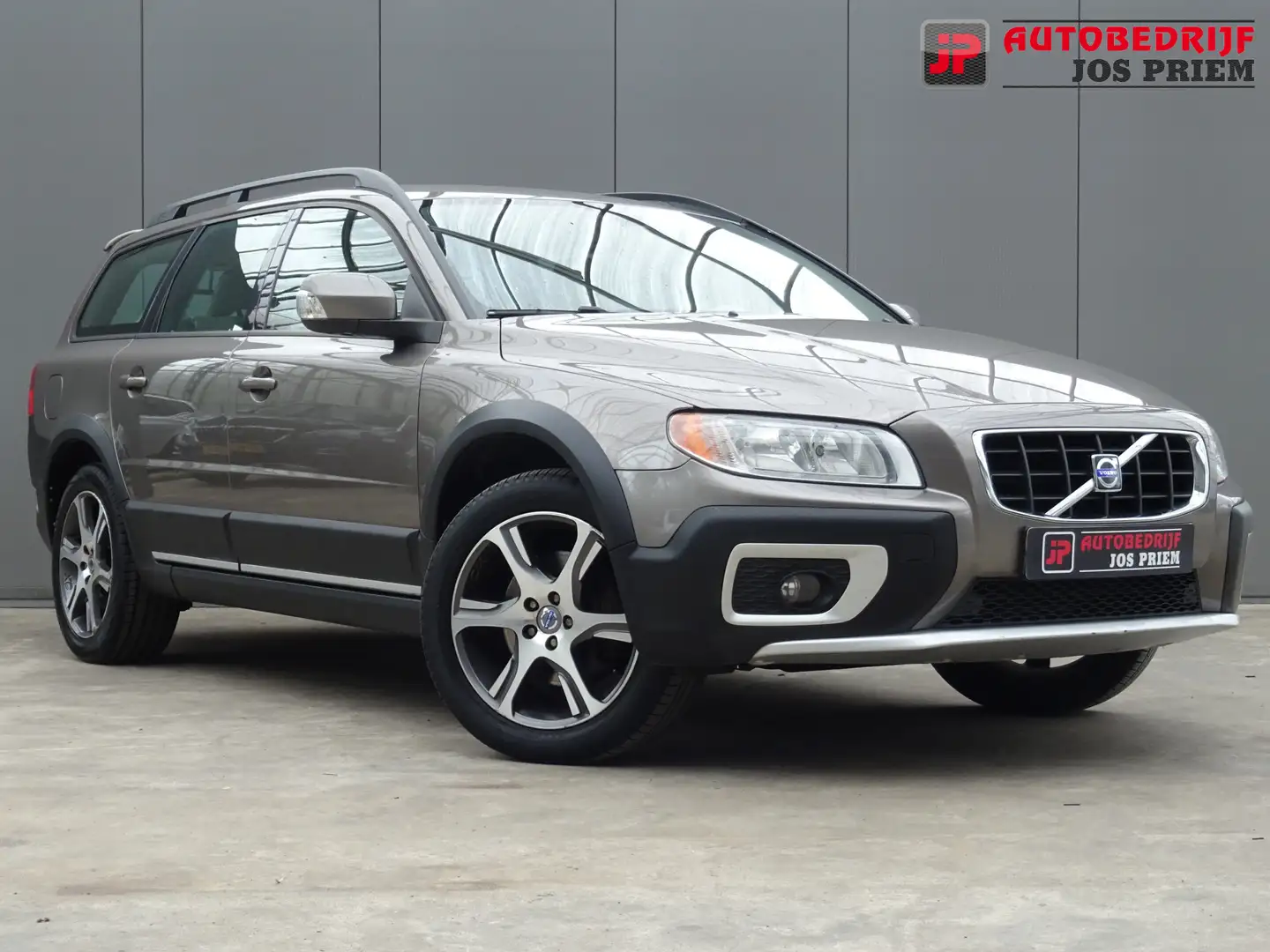 Volvo XC70 2.4 D5 Momentum * YOUNGTIMER !! Grijs - 2