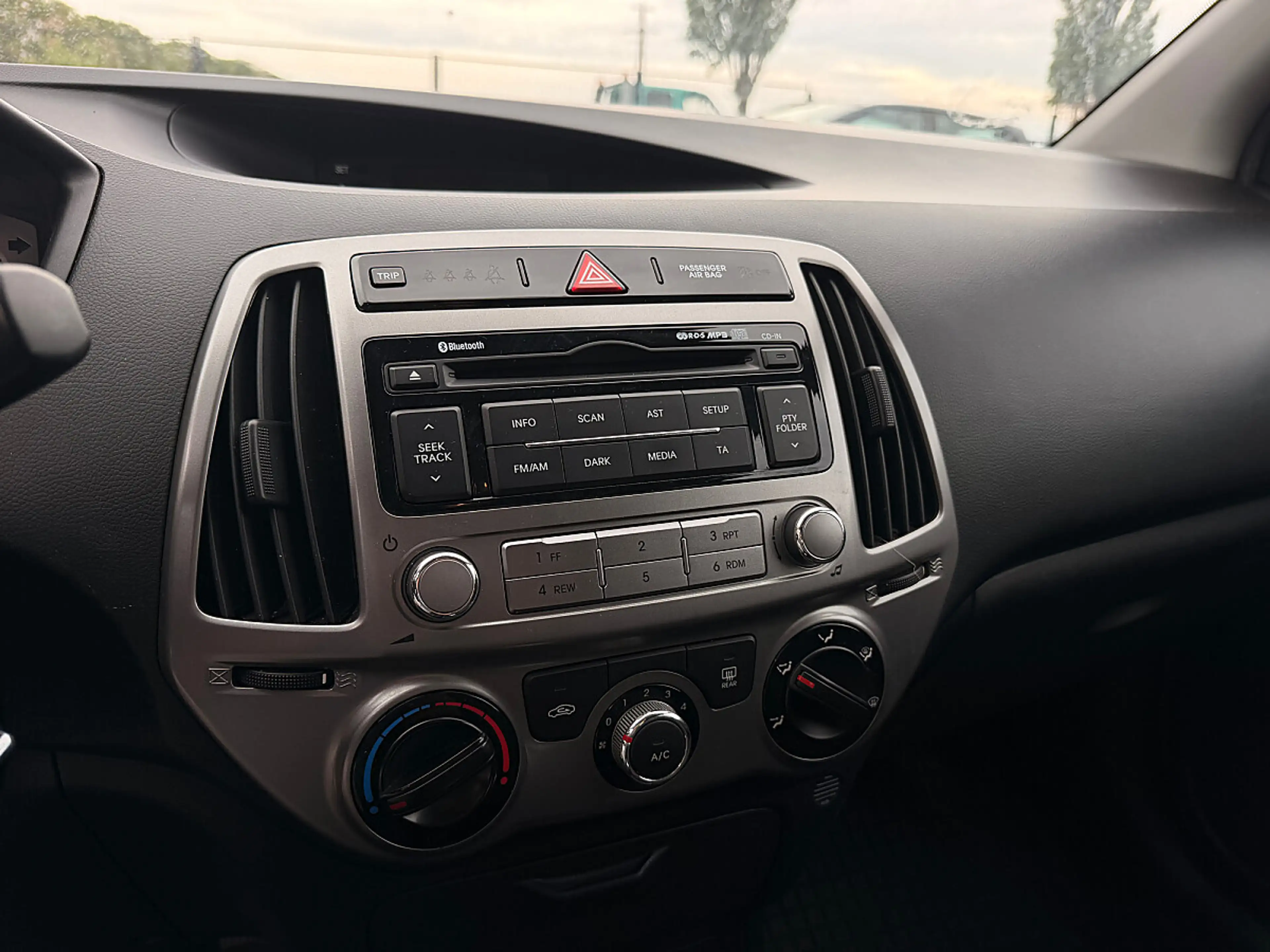 Hyundai i20 1.2 Go · Bremsen rundum neu · Klimaanlage · Tem... — photo 13