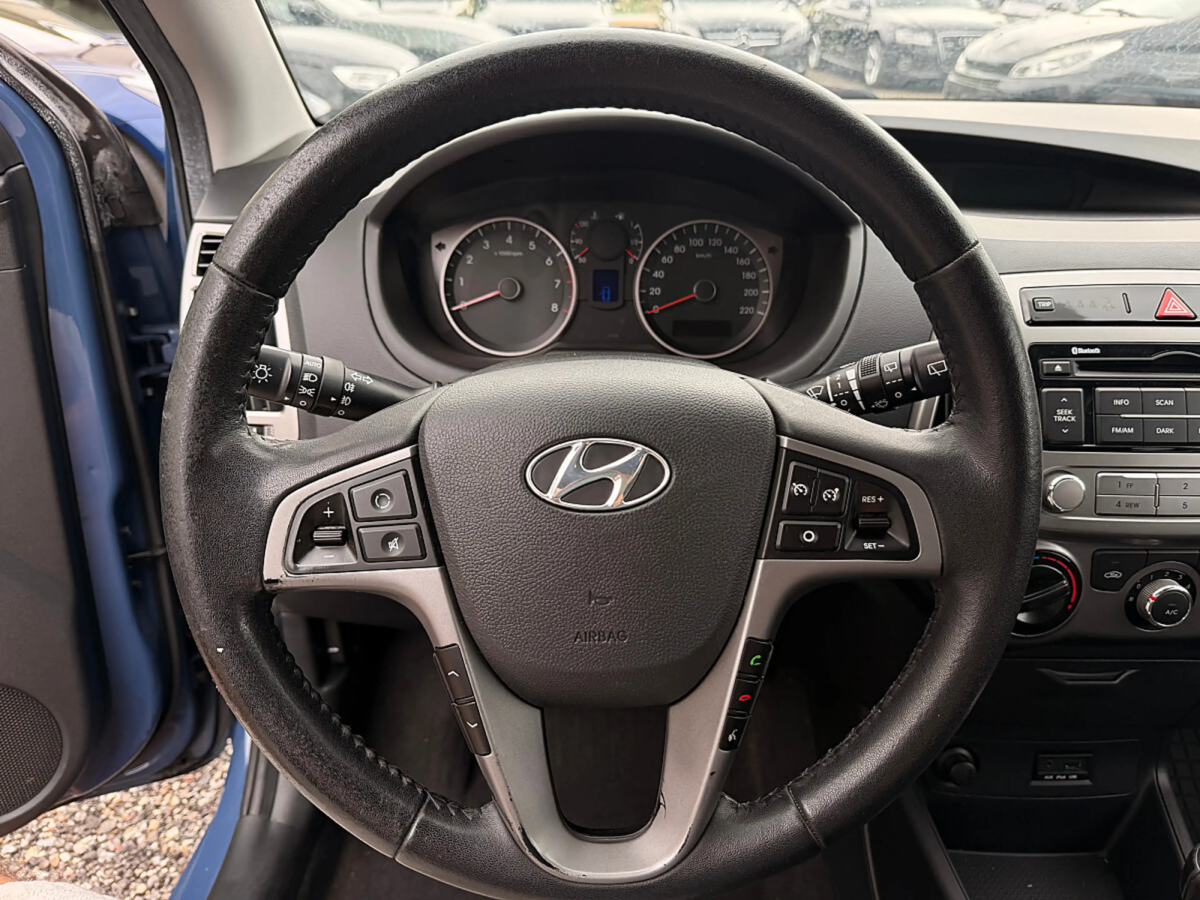 Hyundai i20 1.2 Go · Bremsen rundum neu · Klimaanlage · Tem... — photo 9