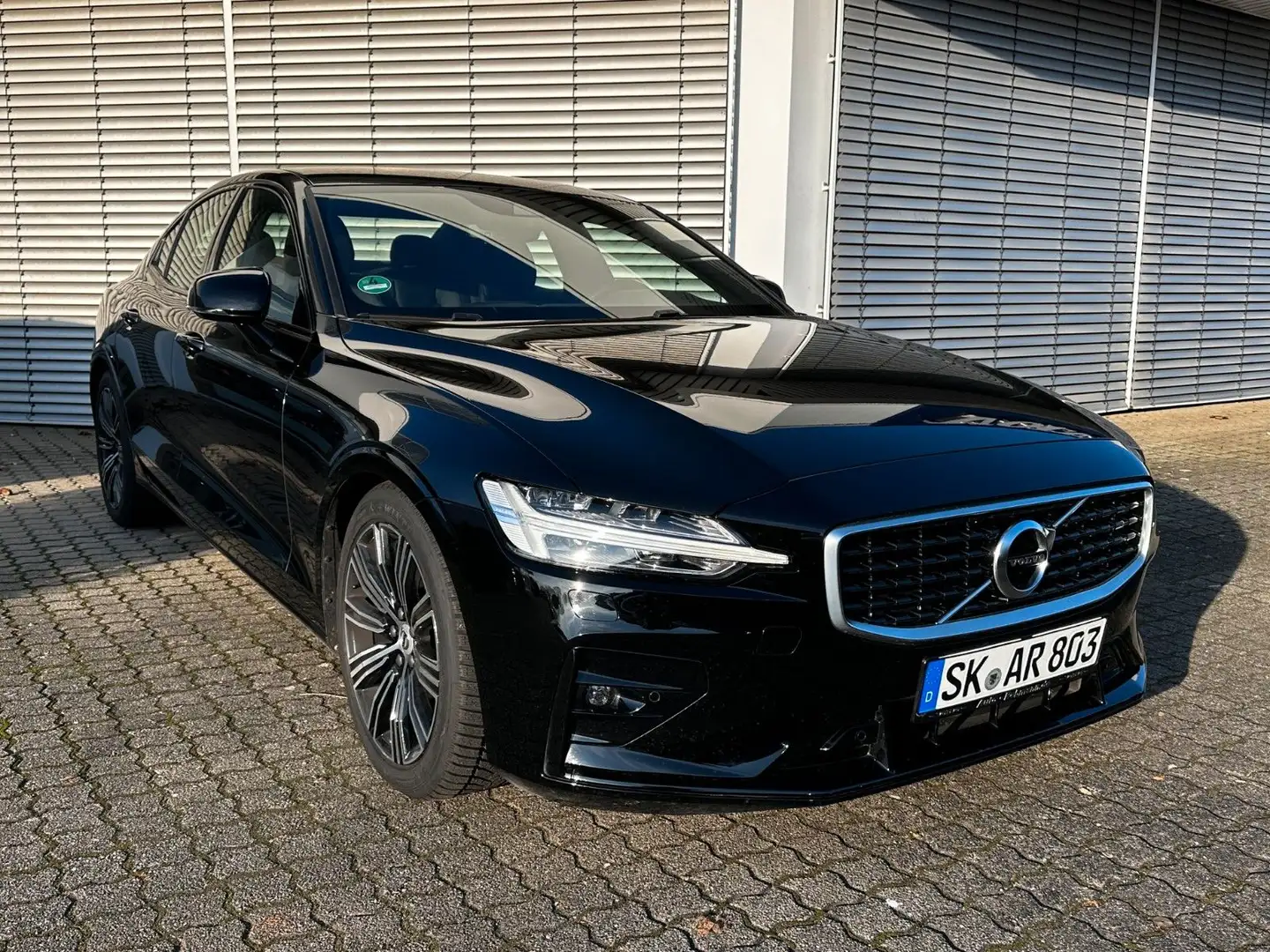 Volvo S60 Lim. R Design Schwarz - 2