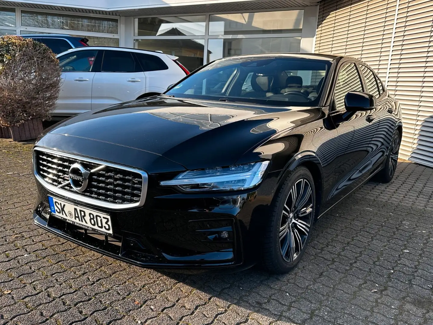 Volvo S60 Lim. R Design Schwarz - 1
