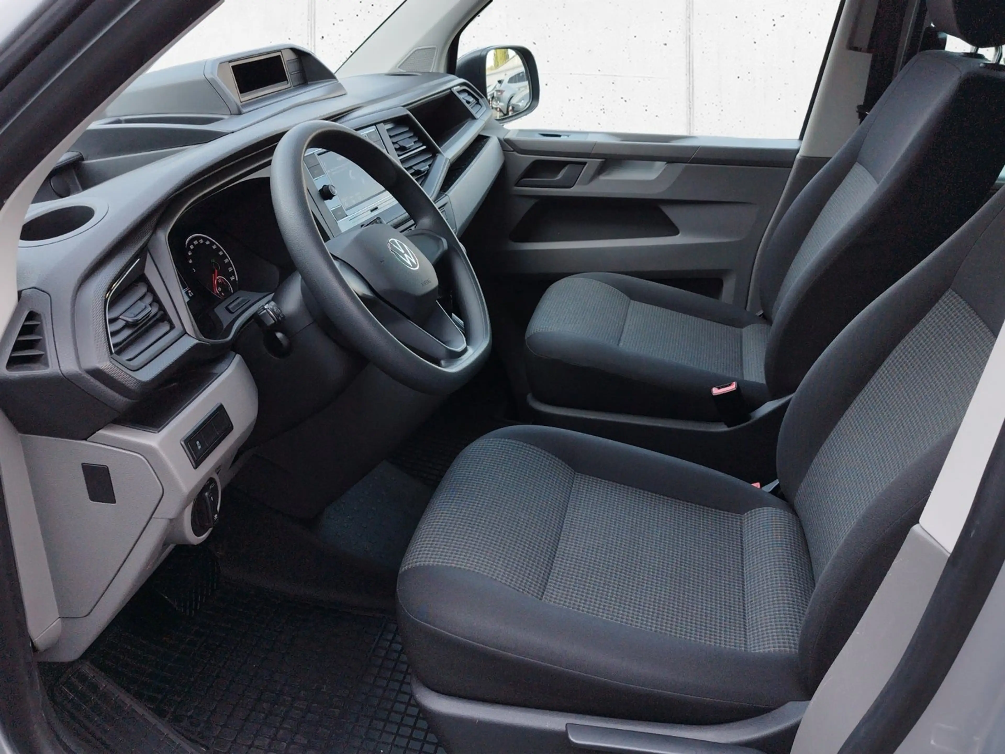 Volkswagen T6.1 Transporter Kombi LR TDI 4MOTION — photo 7