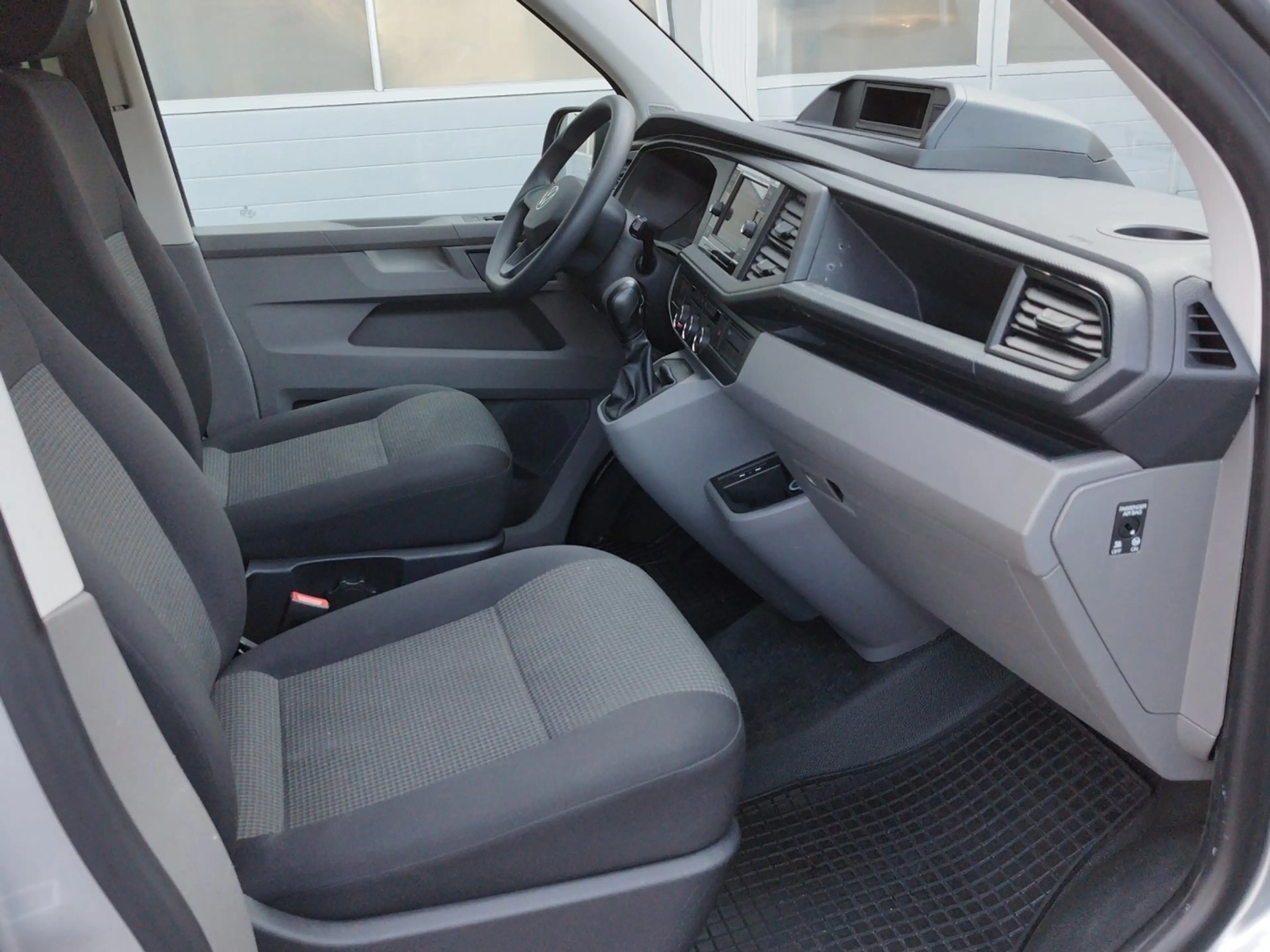 Volkswagen T6.1 Transporter Kombi LR TDI 4MOTION — photo 8