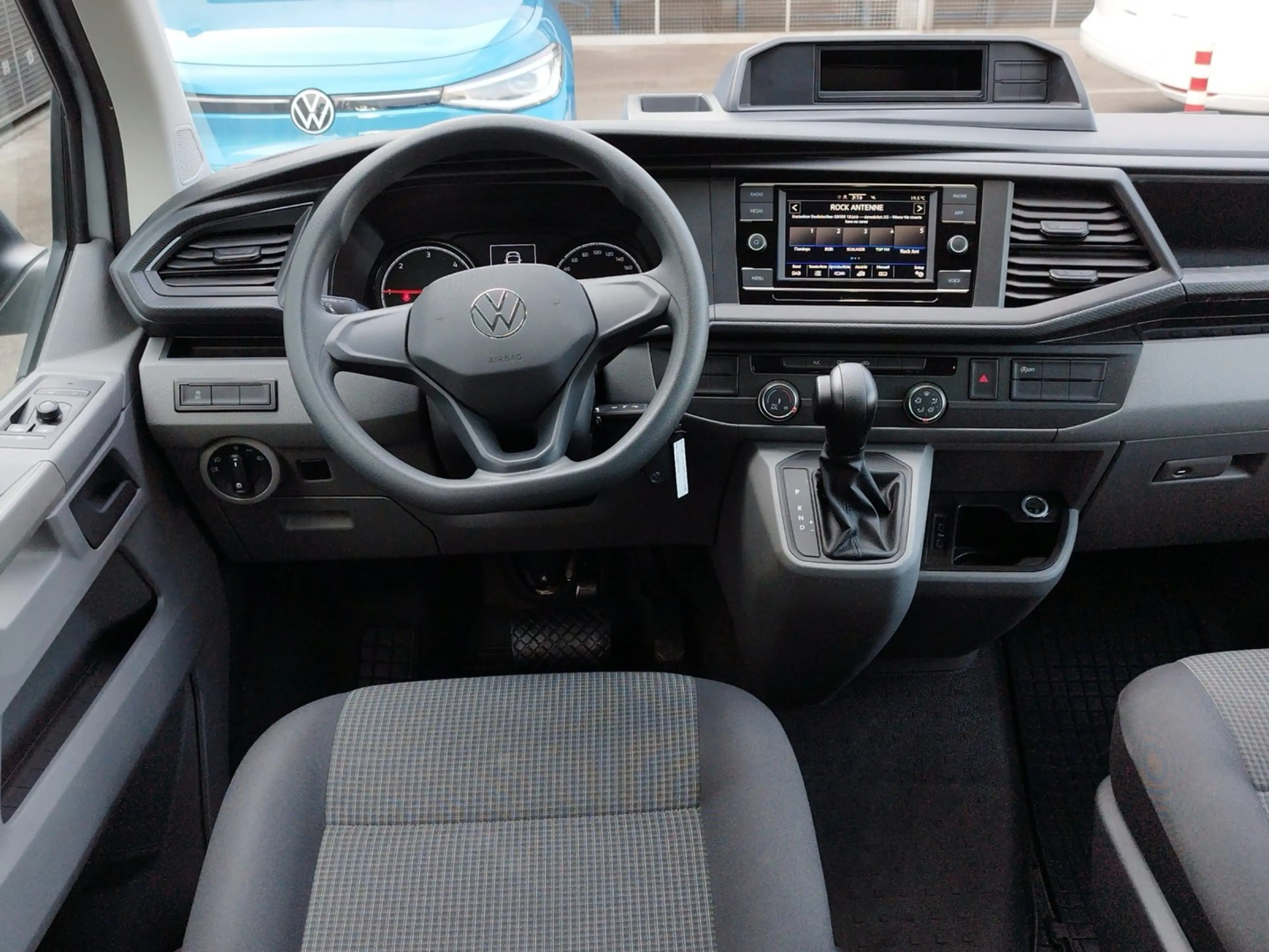 Volkswagen T6.1 Transporter Kombi LR TDI 4MOTION — photo 11