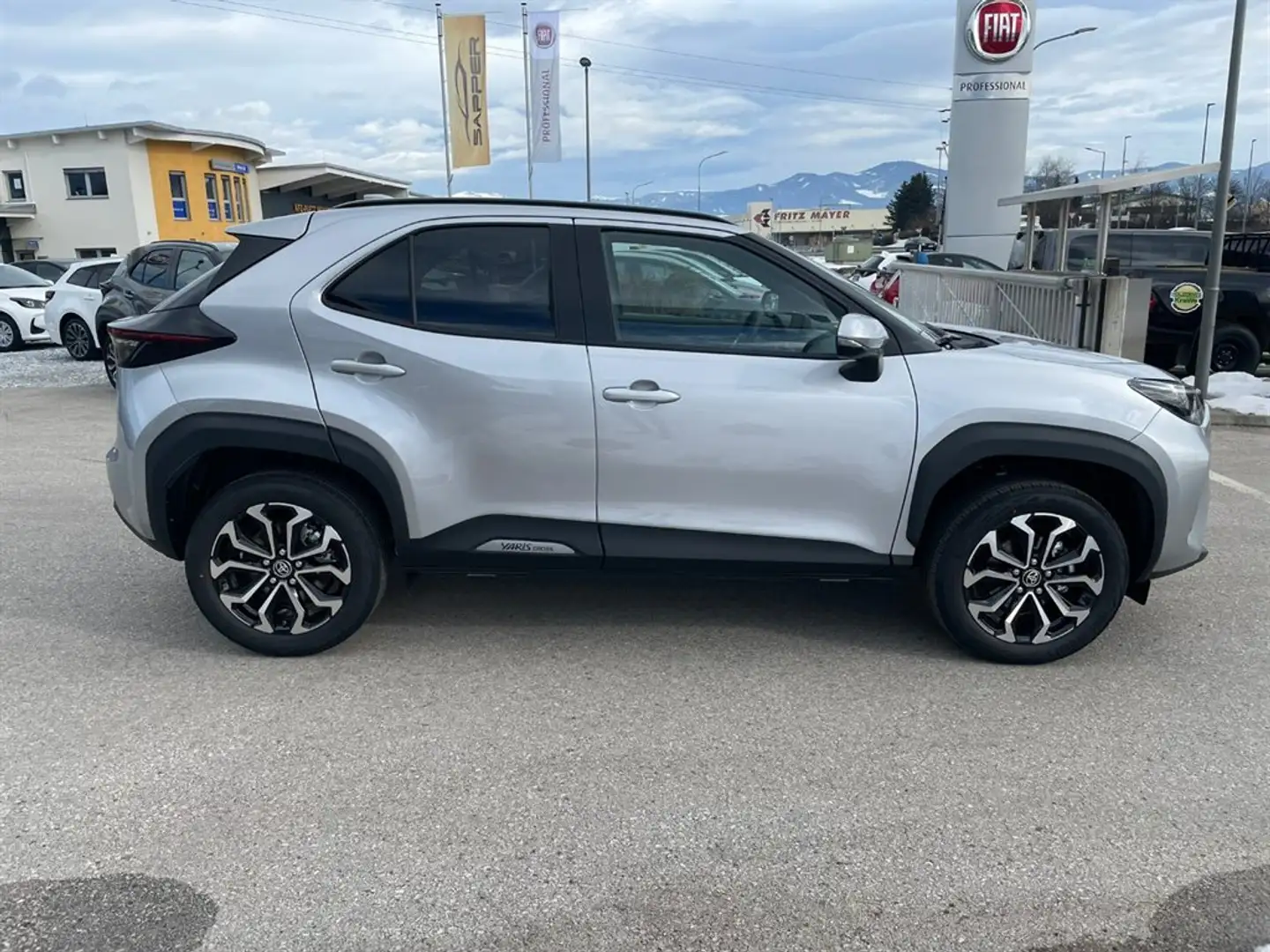 Toyota Yaris Cross 1,5 VVT-i Hybrid Active 4x4 Drive Aut. Silber - 2