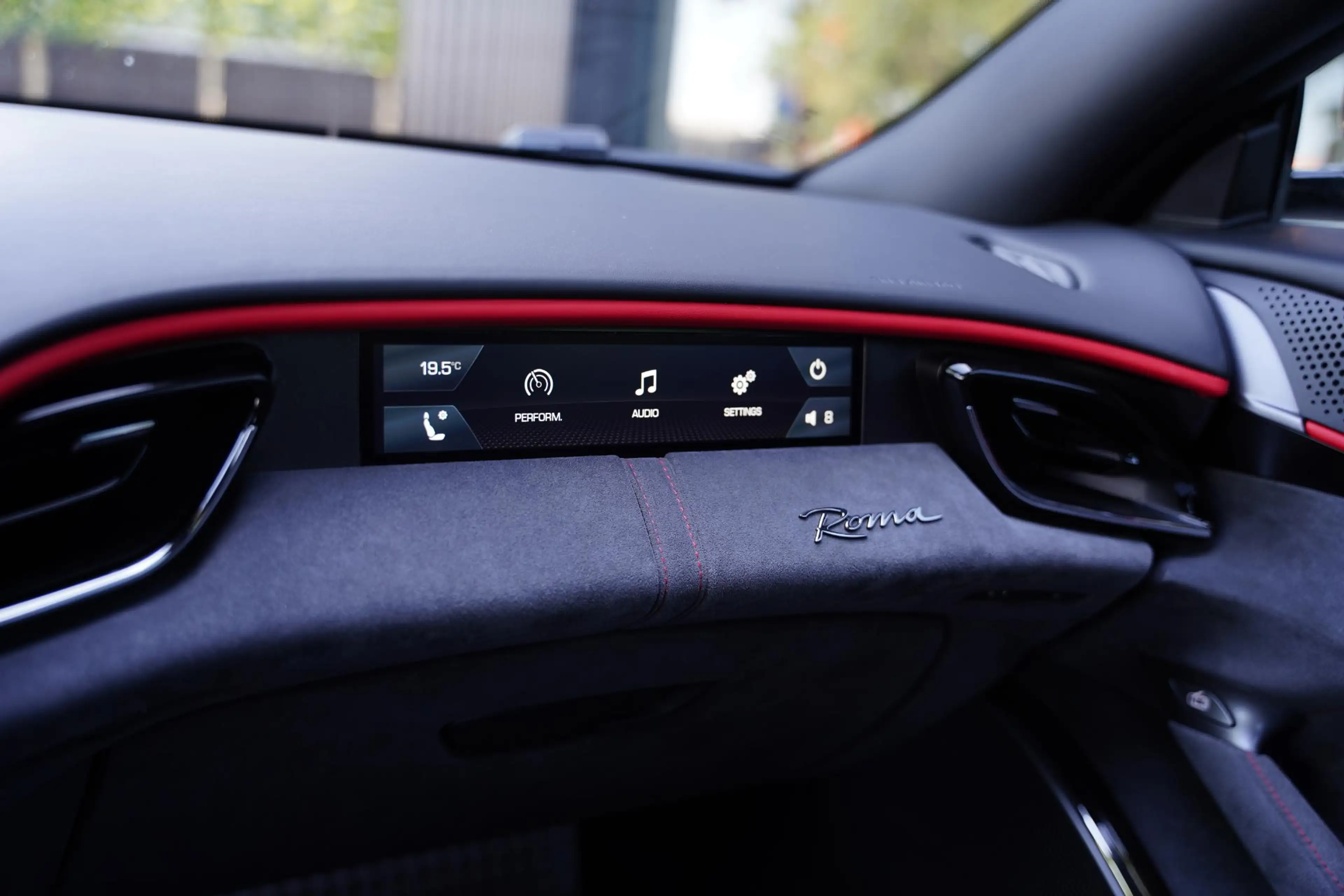 Ferrari Roma 3.9 V8 HELE / Passenger Display / Carbon / Apple C — photo 14