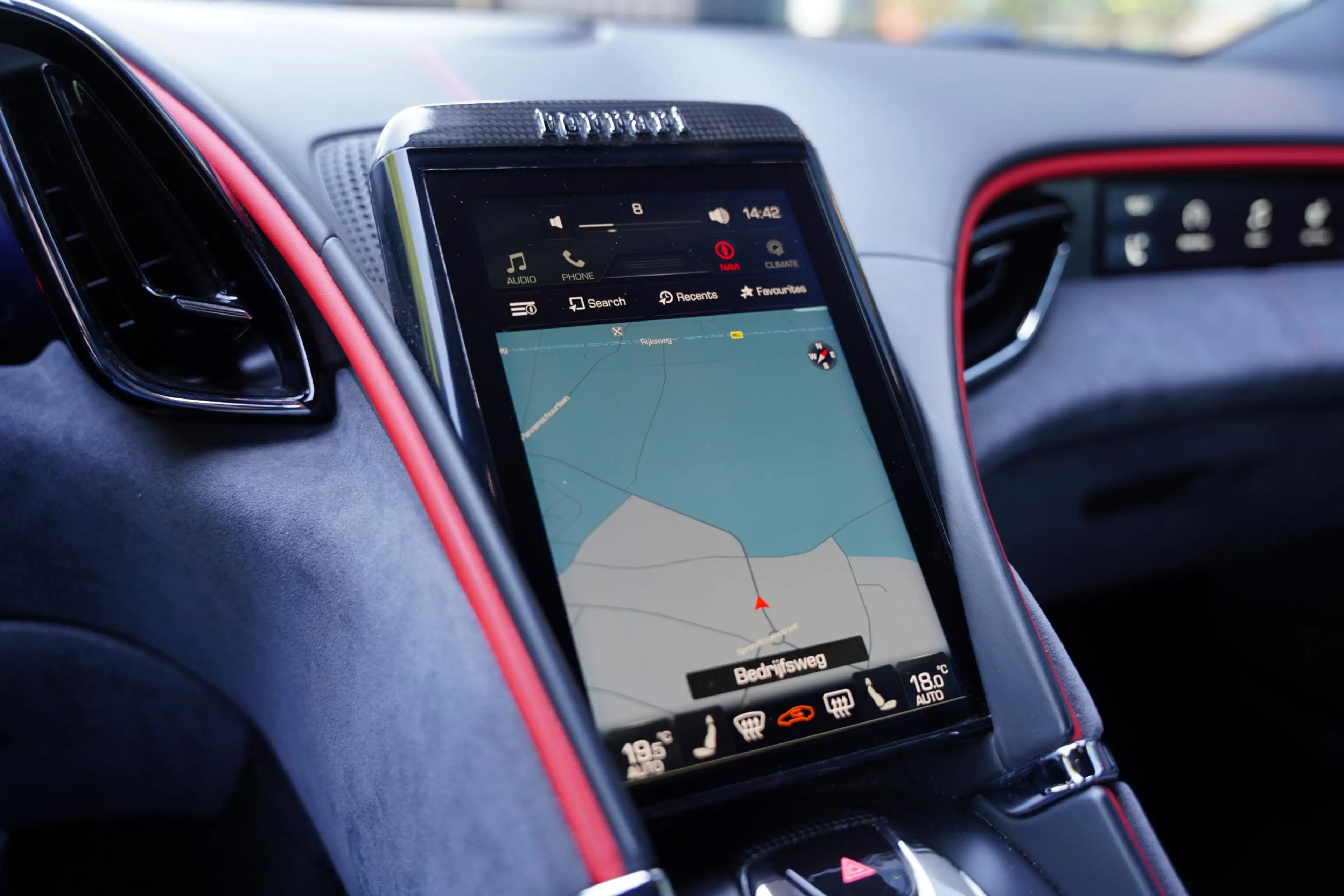 Ferrari Roma 3.9 V8 HELE / Passenger Display / Carbon / Apple C — photo 11