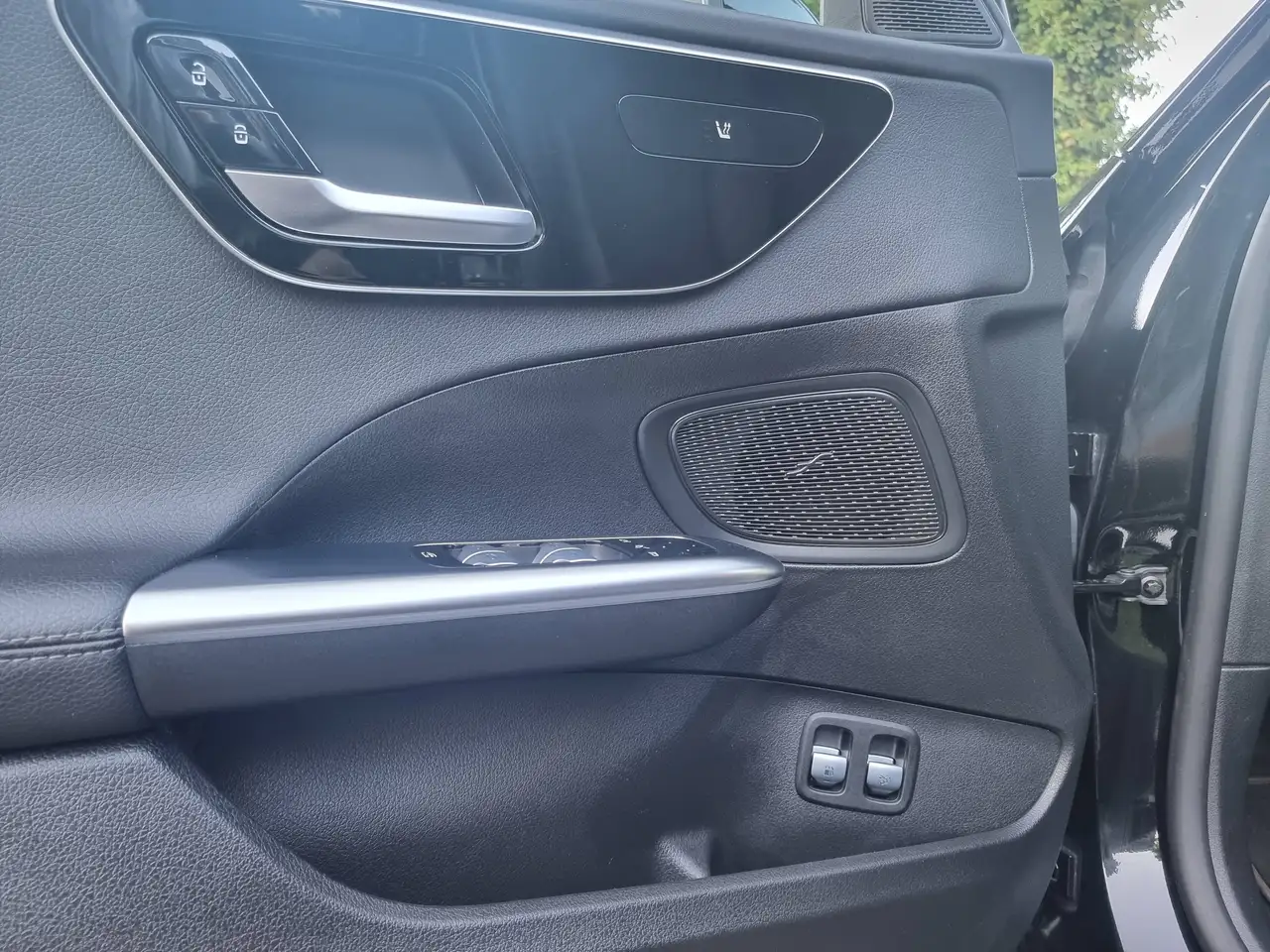 Mercedes-Benz C-Class C 300e AMG Line, миниатюра 24