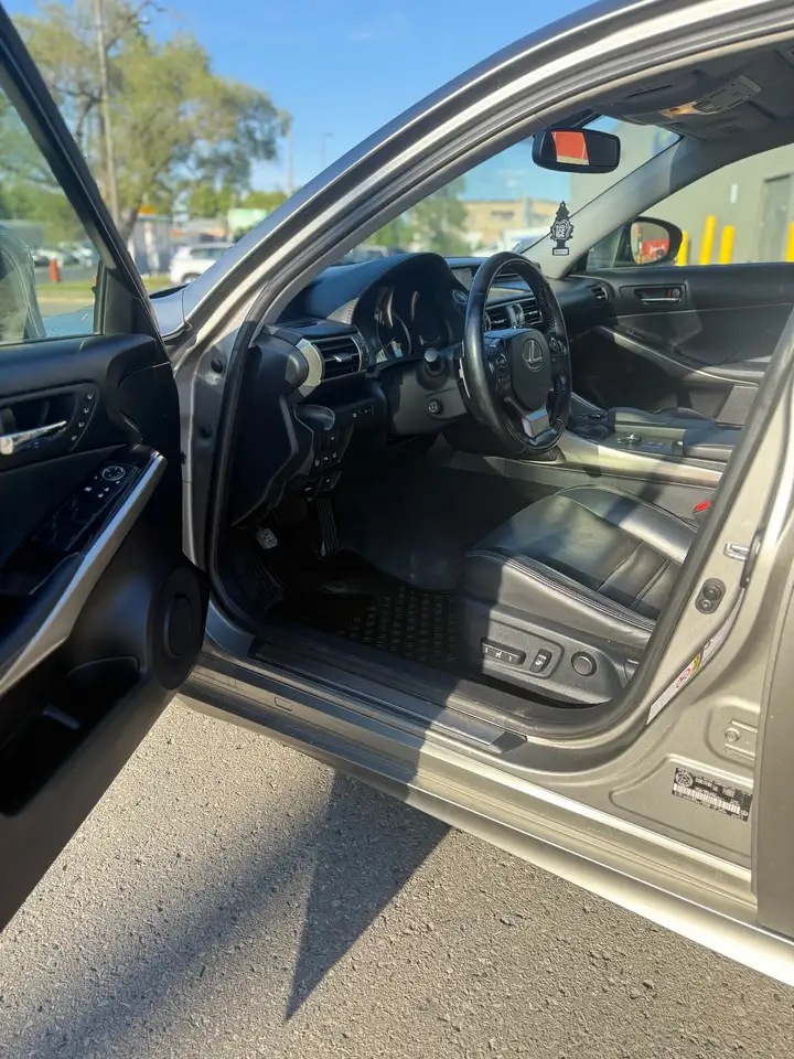 Lexus IS снимка Lexus IS
