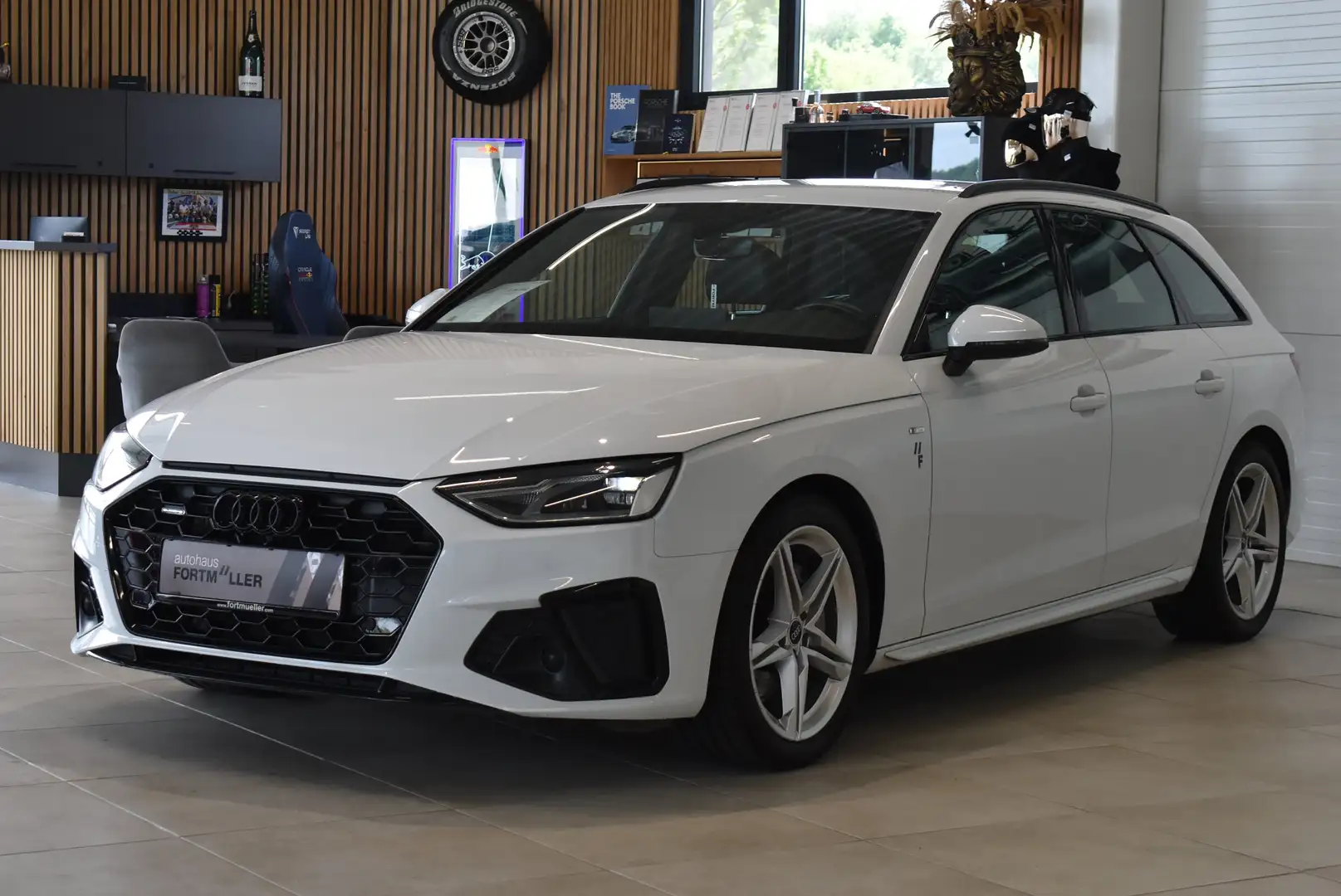 Audi A4 40 TDI quattro //S line //virtual //black Weiß - 1