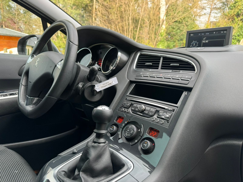 Peugeot 5008 Allure 1.6 , Head-up, PDC, Navi, StHz, Pano — photo 12