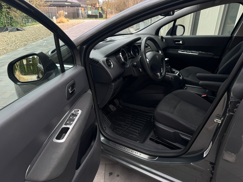 Peugeot 5008 Allure 1.6 , Head-up, PDC, Navi, StHz, Pano — photo 9