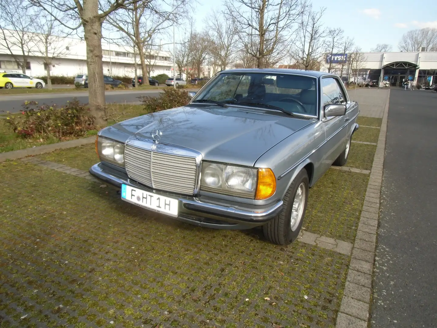 Mercedes-Benz CE 230 Baureihe 123 Srebrny - 2