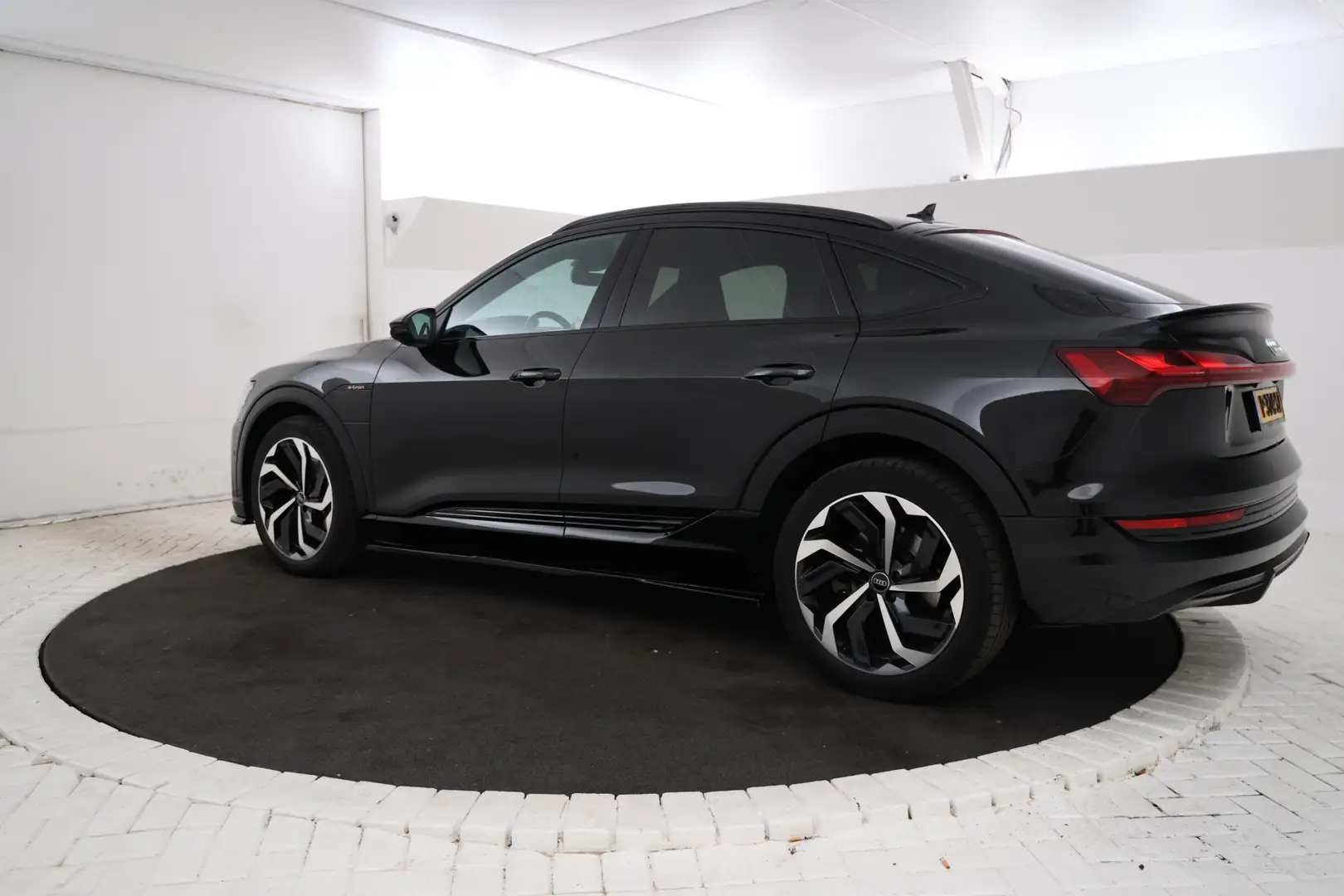 Audi e-tron Sportback 55 quattro S edition 95 kWh Adaptieve Cr Zwart - 2