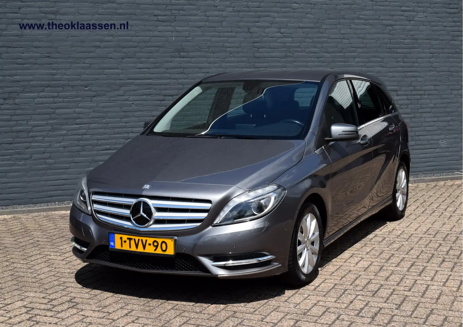 Mercedes-Benz B 180 Ambition Automaat Leer Navigatie Bi-Xenon Grijs - 2