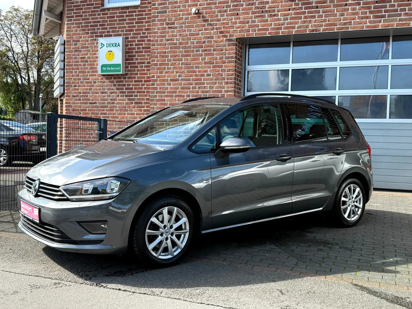 Volkswagen Golf Sportsvan DSG*BMT*1.Vorb.*SH.Gepflegt*PDC*GRA*BT*ALU*GRA*CAM Grau - 1