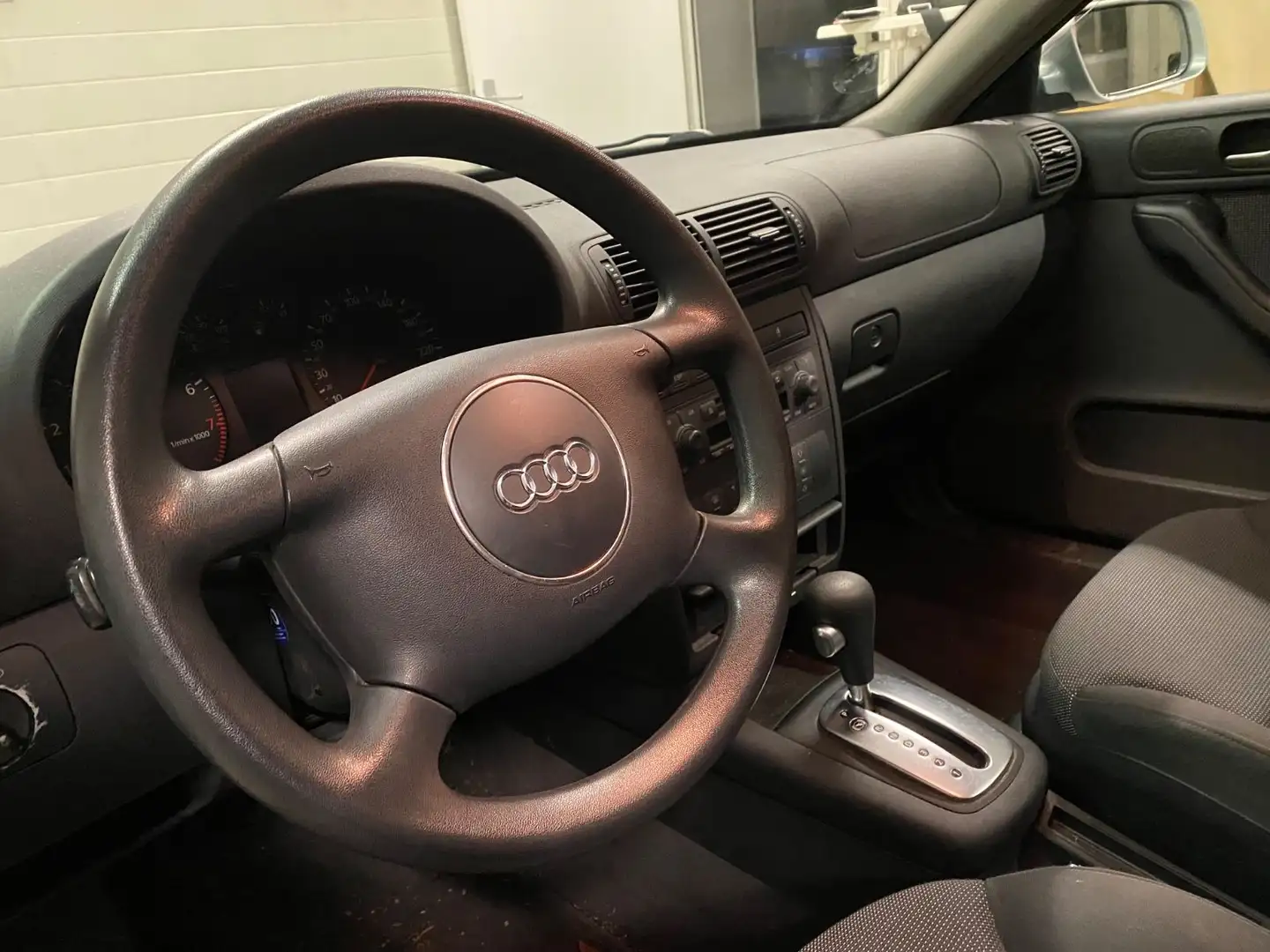 Audi A3 1.6 Automatik-Klima-1.Familienbesitz Silber - 2