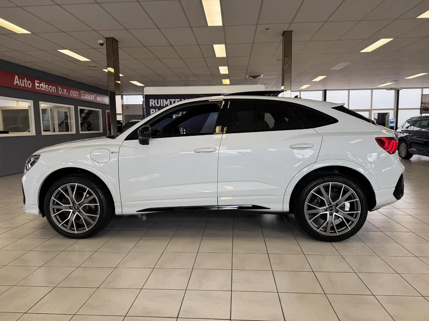 Audi Q3 Sportback 45 TFSI e S Edition *PANO*20 LM*SONOS*2x Wit - 2
