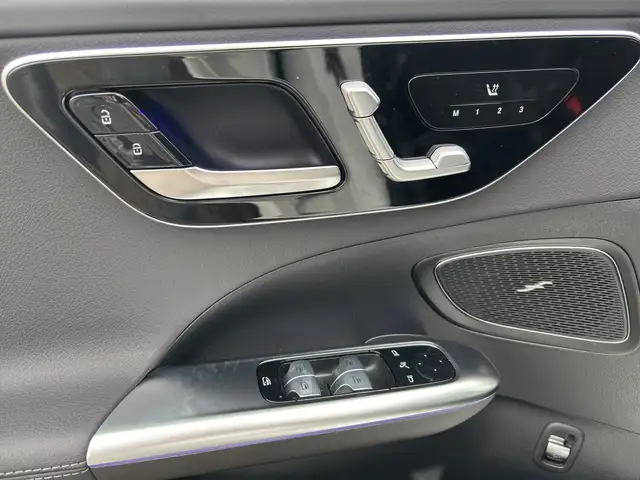 Mercedes-Benz 220 view 12