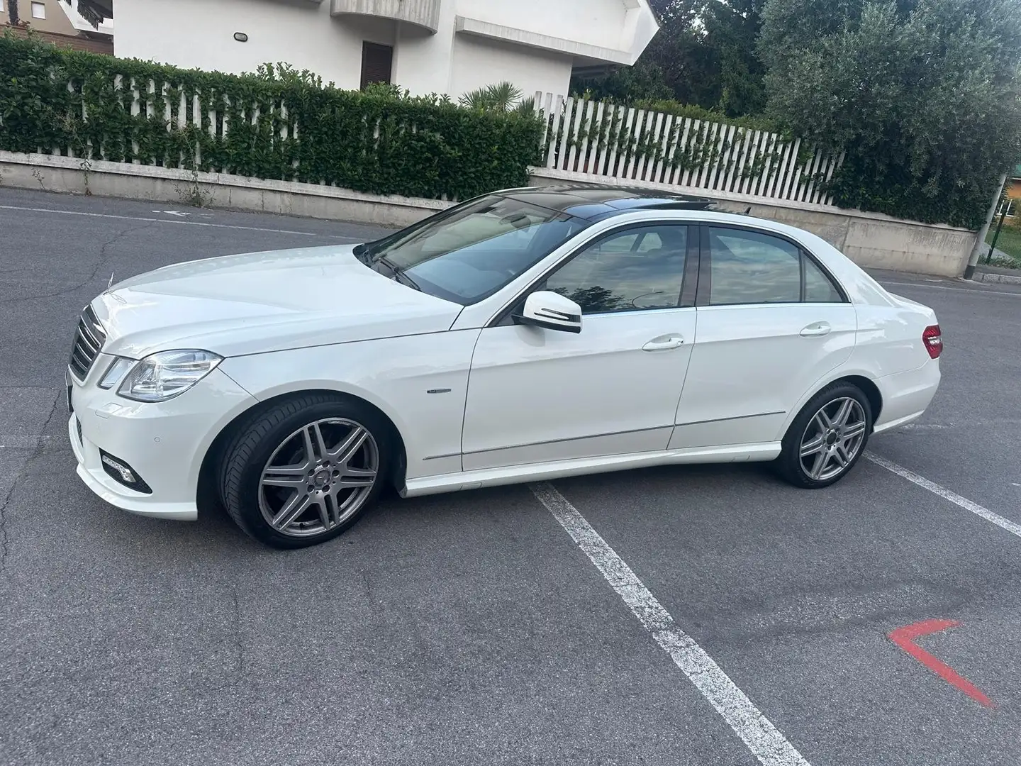 Mercedes-Benz E 250 AMG Белый - 2