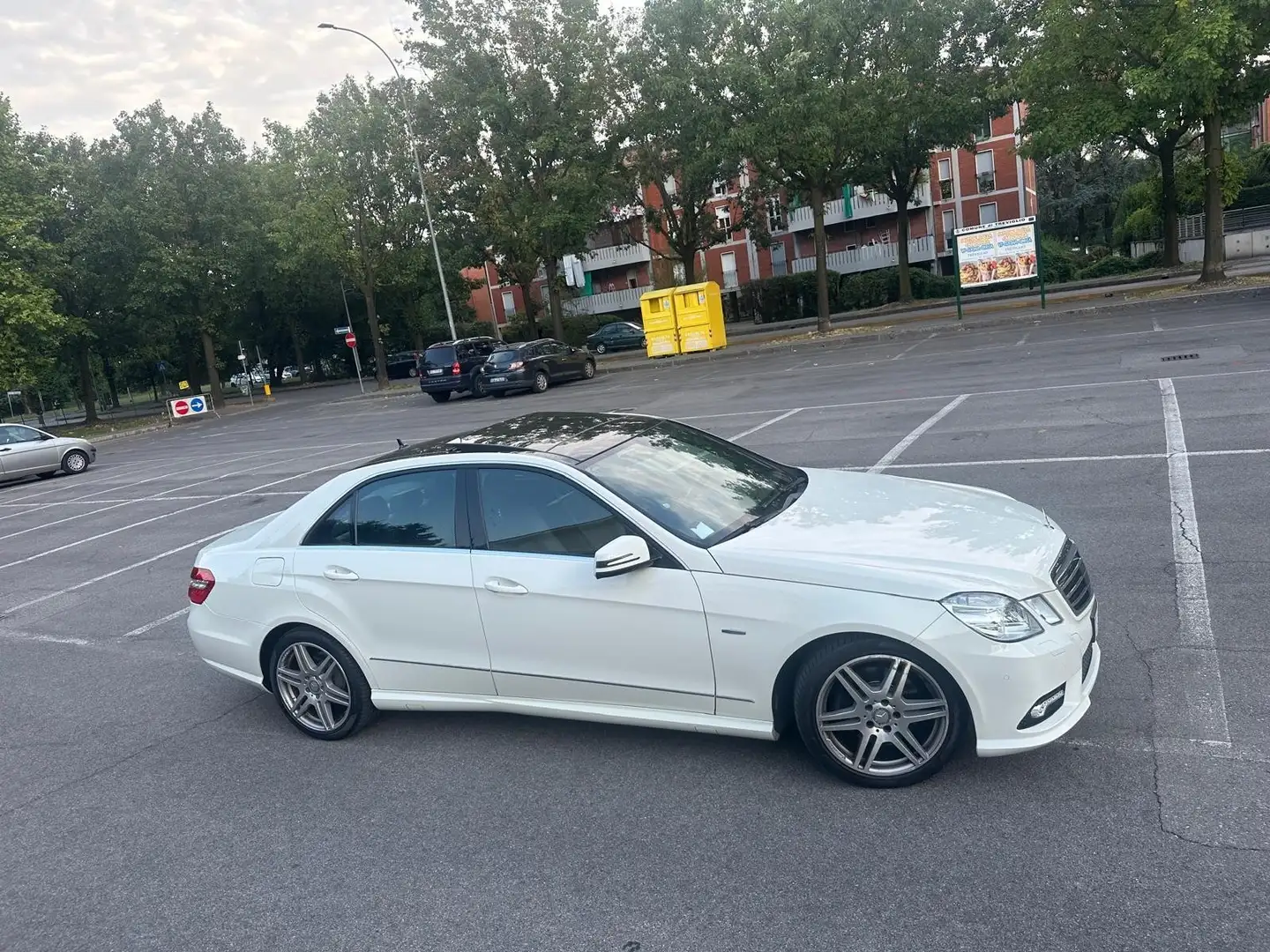 Mercedes-Benz E 250 AMG Белый - 1