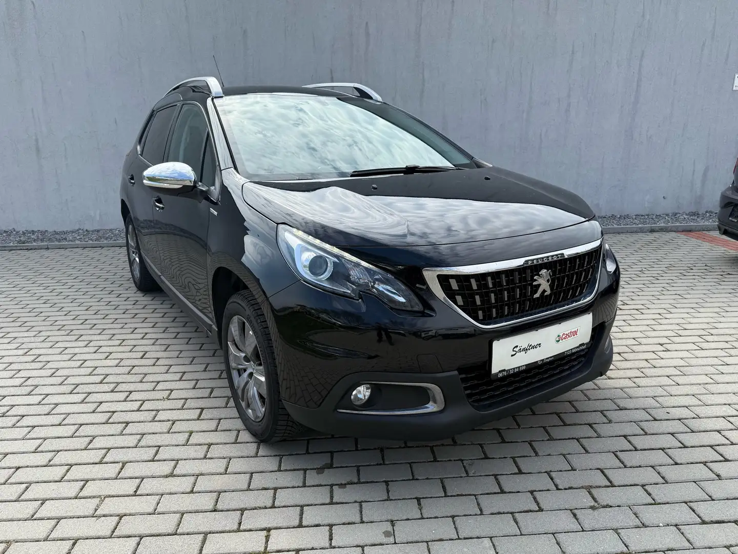 Peugeot 2008 1,2 PureTech 82 Style Schwarz - 1
