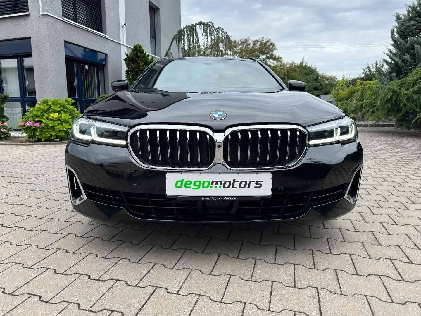 BMW 530 e Touring xDrive Luxury Line*SURROUND VIEW* Zwart - 2