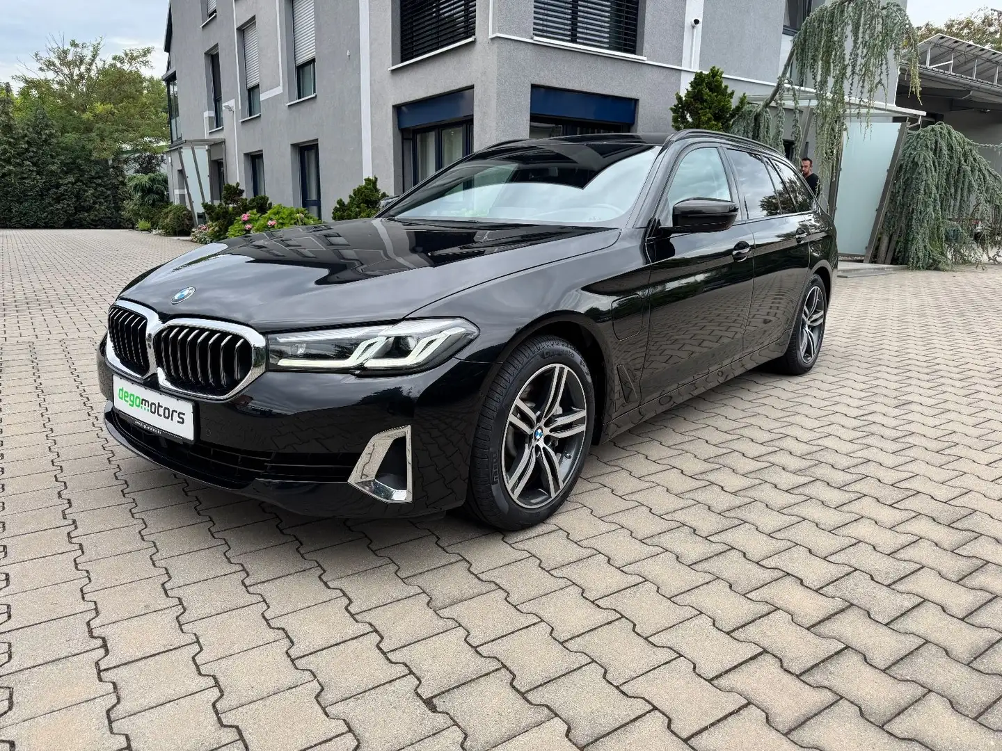 BMW 530 e Touring xDrive Luxury Line*SURROUND VIEW* Zwart - 1