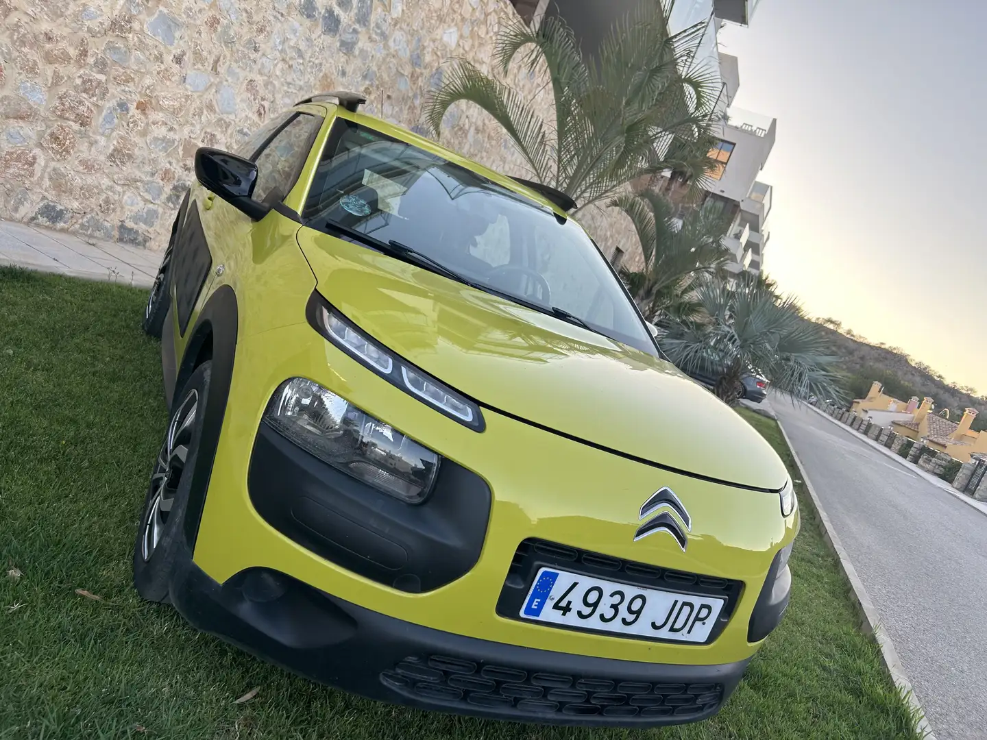 Citroen C4 Cactus 1.2 PureTech Feel Edition Yummy Amarillo - 1