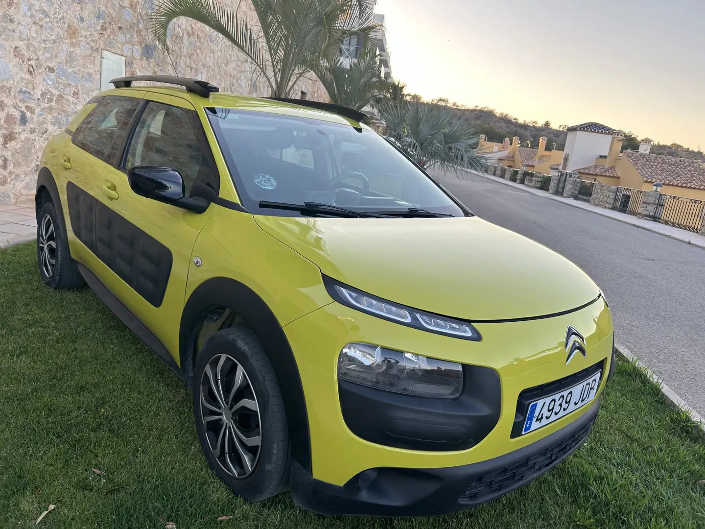 Citroen C4 Cactus 1.2 PureTech Feel Edition Yummy Amarillo - 2