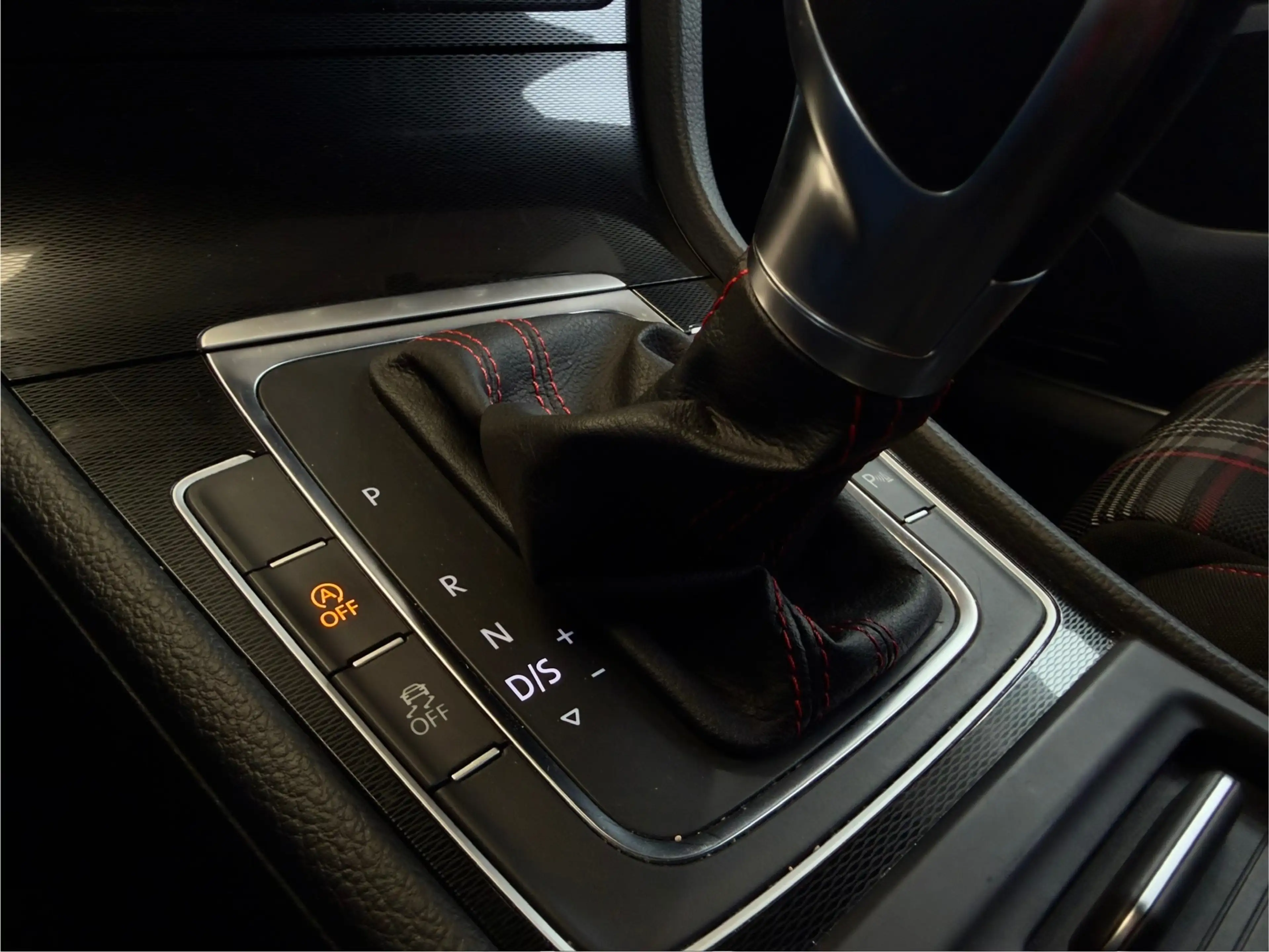 Volkswagen Golf GTI VII 2.0 GTI LIM AUTOMATIK XENON AHK NAVIGATION SITZHEIZUNG — photo 12