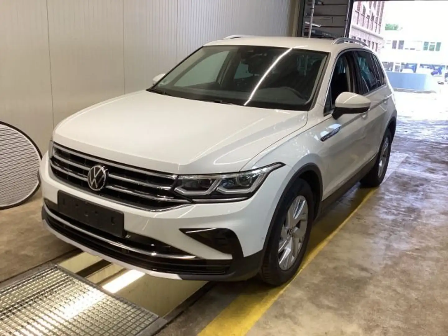 Volkswagen Tiguan 1.5 TSI Elegance DSG AHK ACC Rückfahrkame Weiß - 2