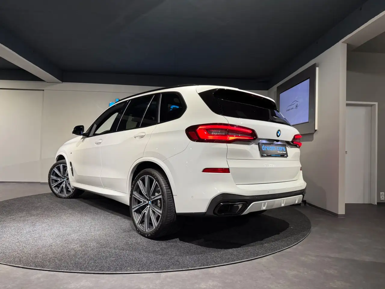 BMW X5 M M50d Aut. / M SITZE / HUD / PANO / 22“ INDIVIDUAL Bild 5