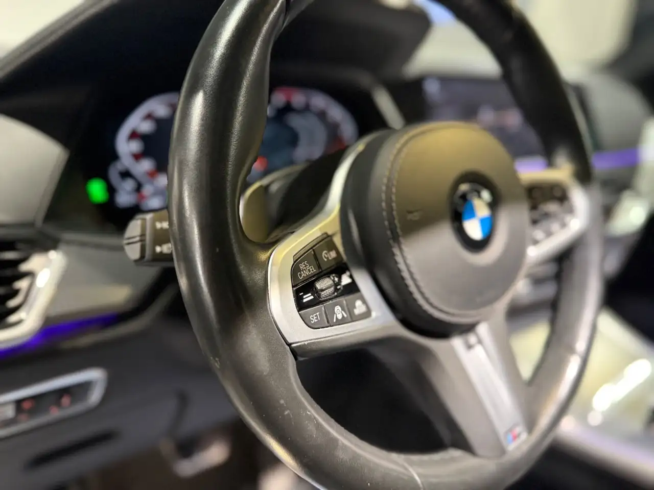 BMW X5 M M50d Aut. / M SITZE / HUD / PANO / 22“ INDIVIDUAL Bild 24