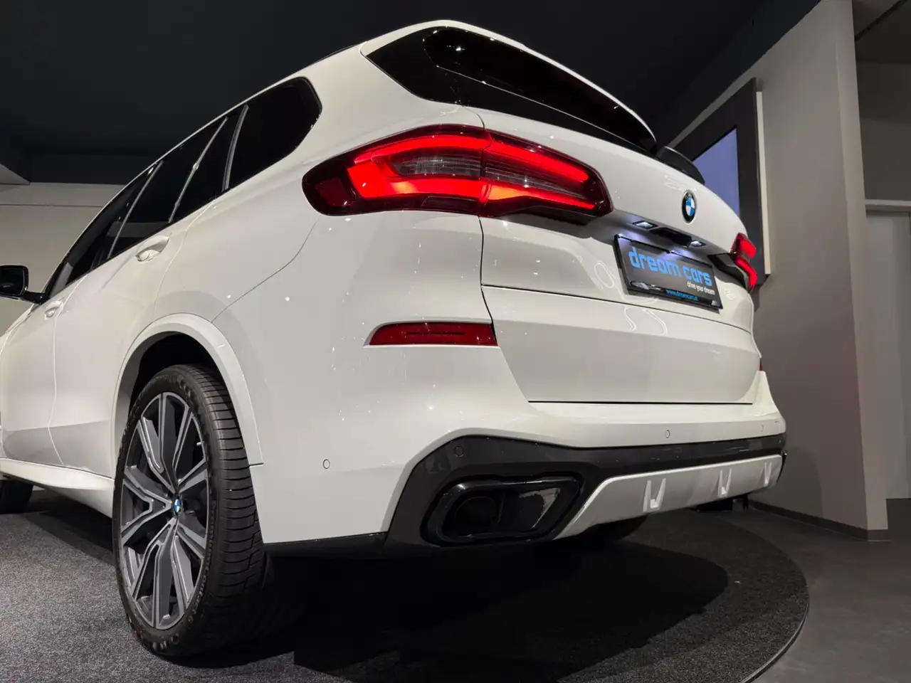 BMW X5 M M50d Aut. / M SITZE / HUD / PANO / 22“ INDIVIDUAL Bild 12