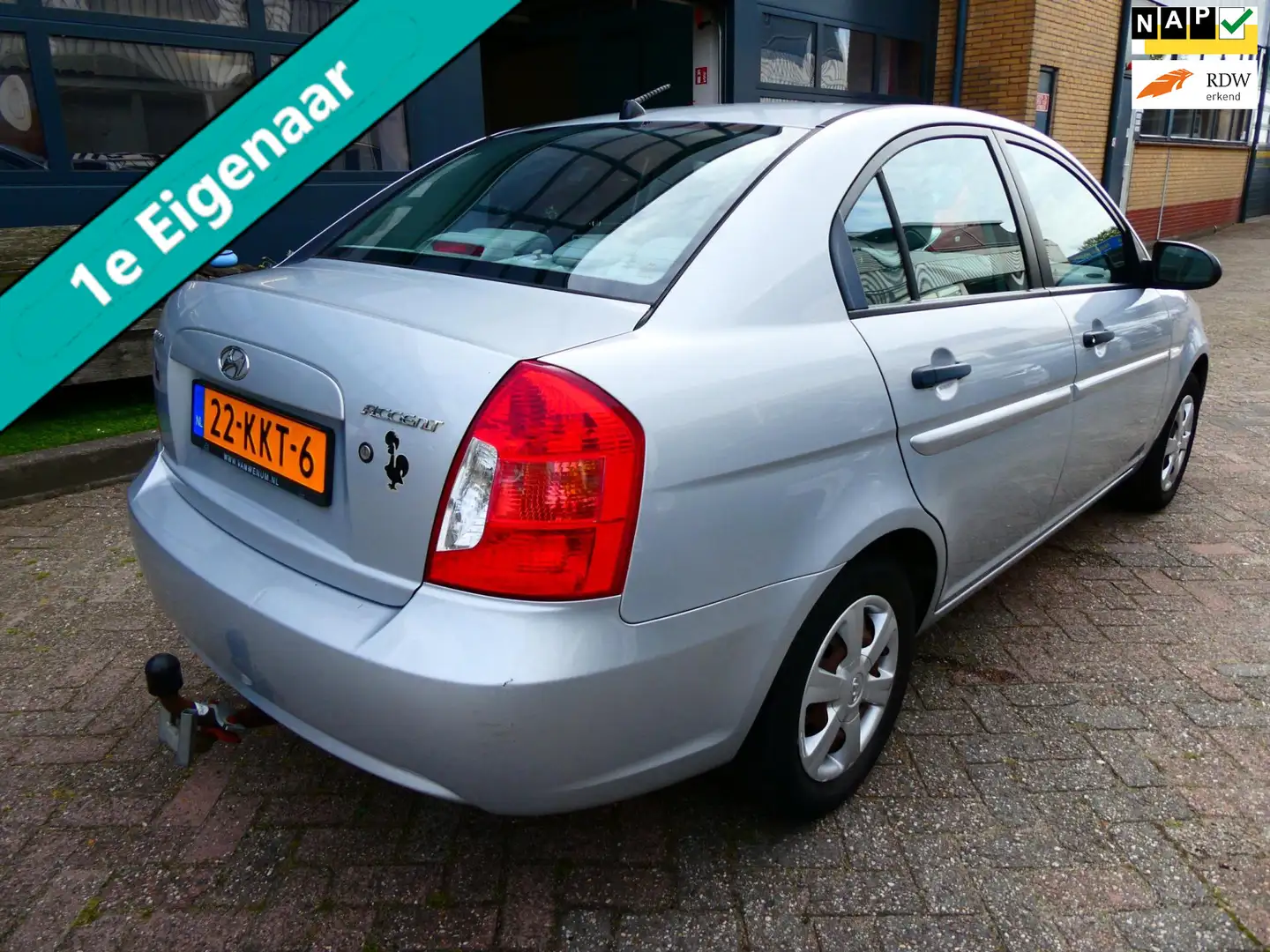 Hyundai ACCENT 1.4i Dynamic 97pk Sedan Airco Trekhaak 1100kg. 1e Gris - 1