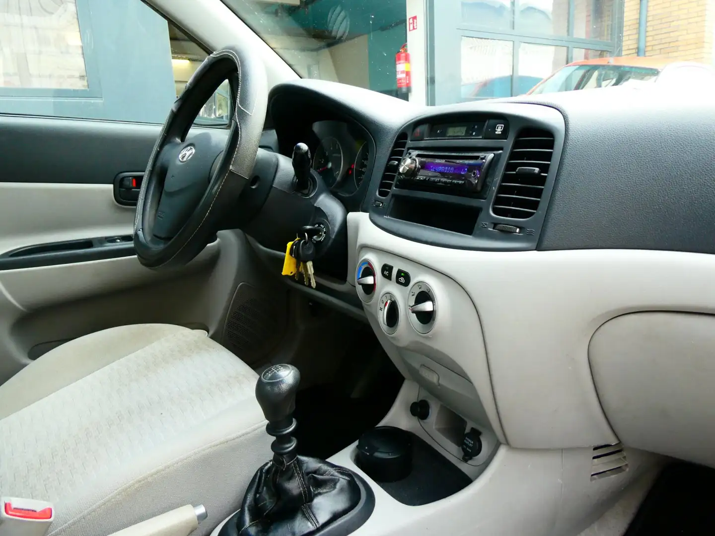 Hyundai ACCENT 1.4i Dynamic 97pk Sedan Airco Trekhaak 1100kg. 1e Grijs - 2