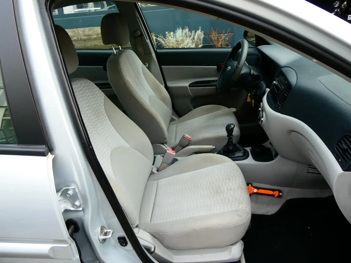 Hyundai ACCENT 1.4i Dynamic 97pk Sedan Airco Trekhaak 1100kg. 1e Grau - 2