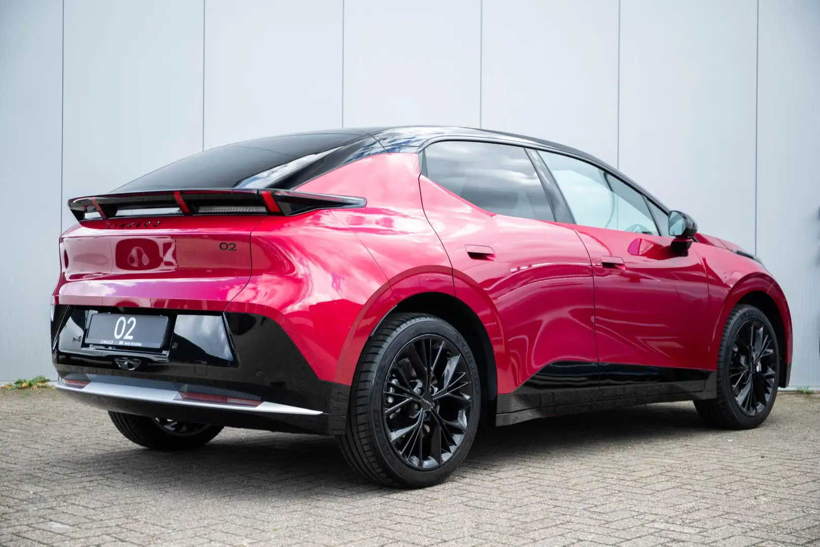 Lynk & Co 02 More 272PK 66 kWh 20" Black Edition Wielen, 360 Gr Rosso - 2