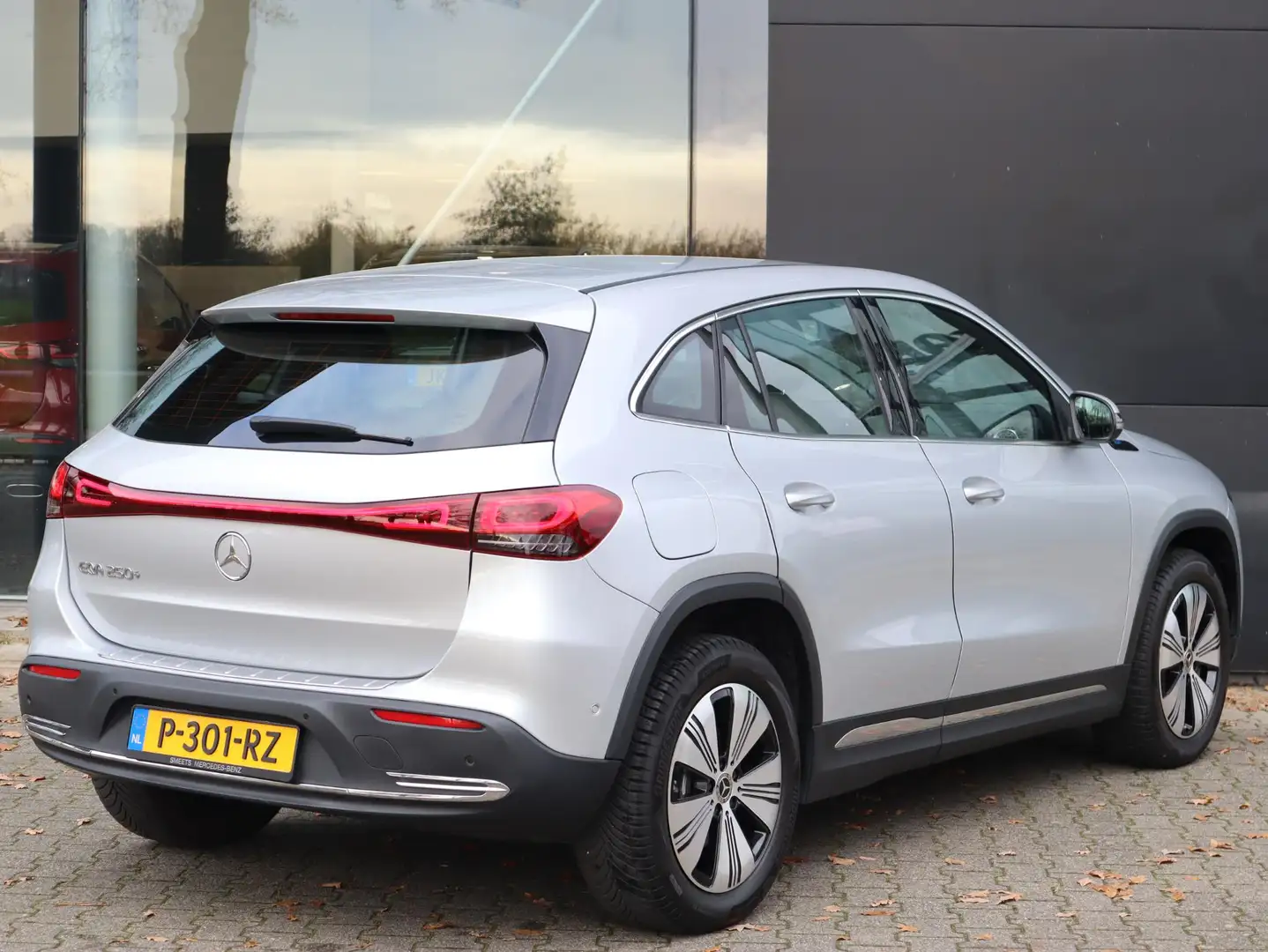 Mercedes-Benz EQA 250 250+ Luxury Line 71 kWh Grijs - 2