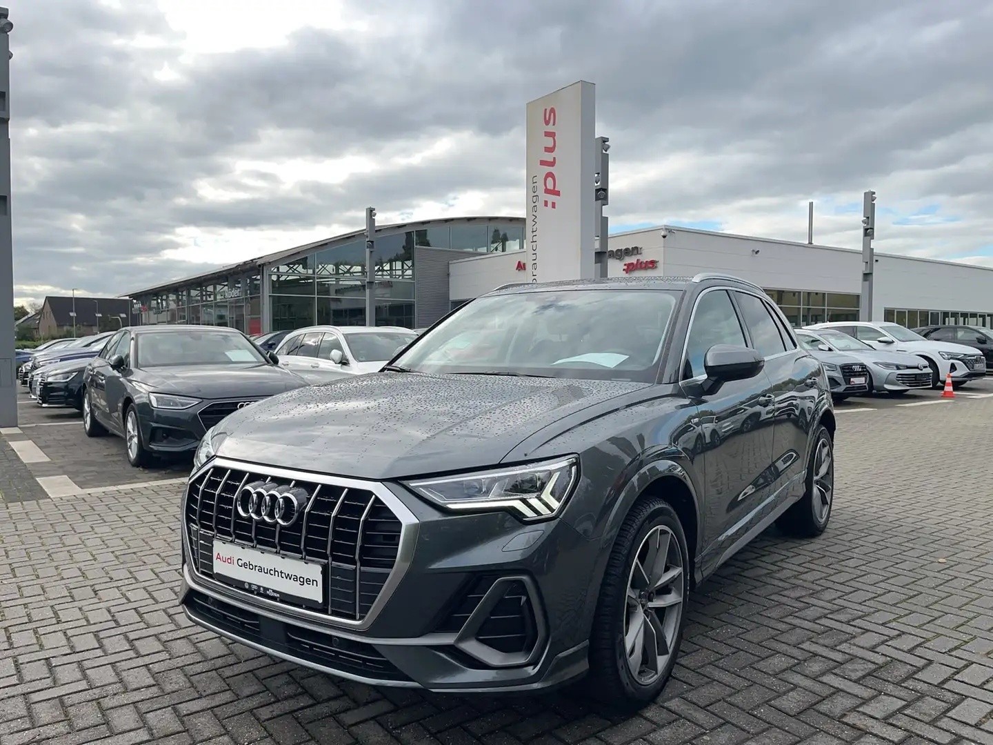 Audi Q3 35 TFSI S line Matrix Standh Grau - 1