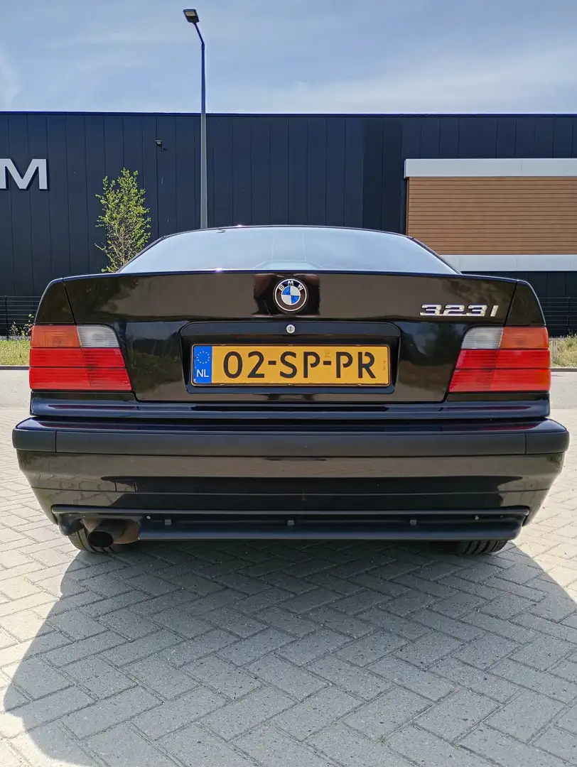 BMW 330 323i Executive Zwart - 2